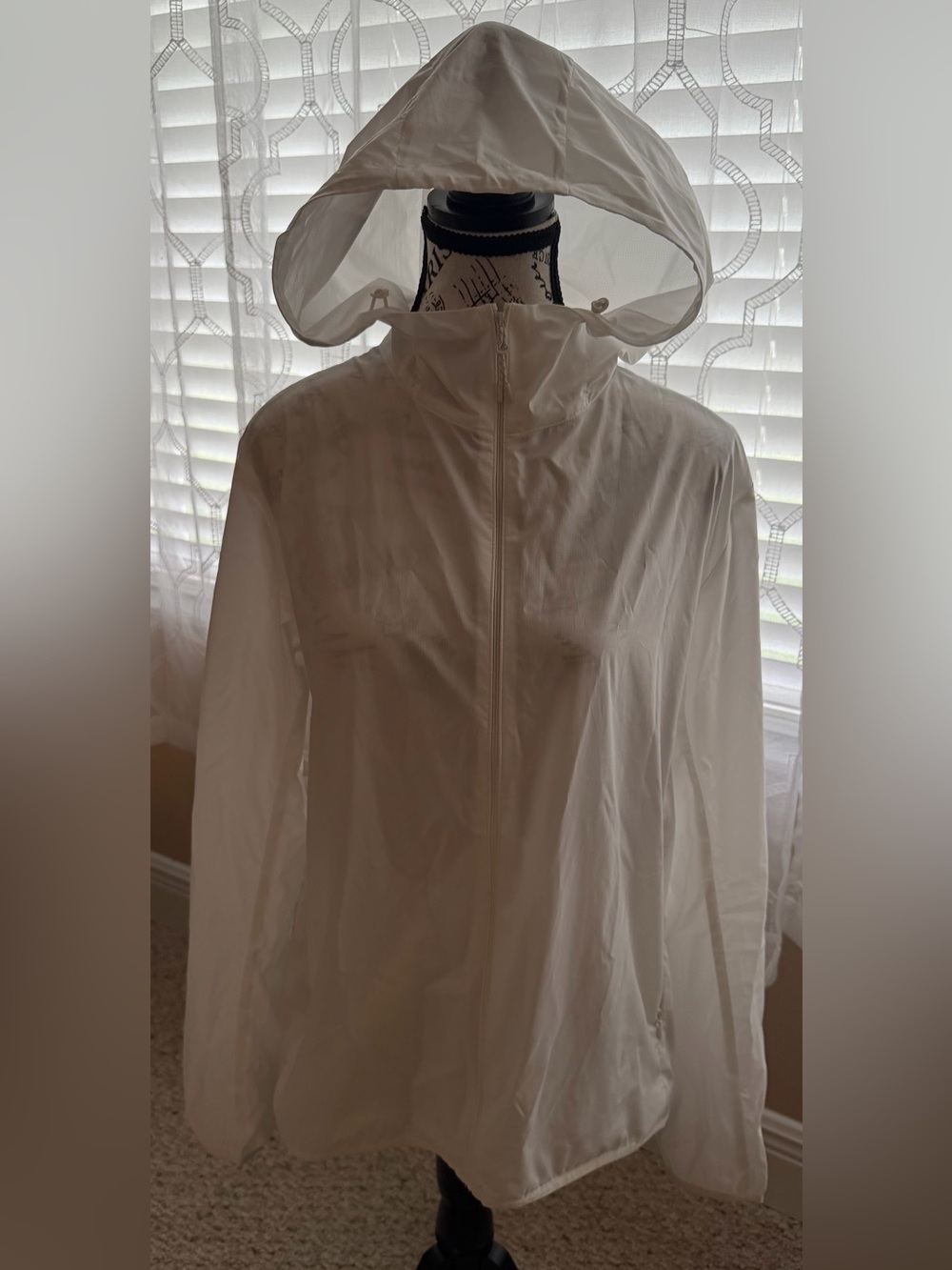 Uniqlo Lightweight Packable White Hooded Women's Jacket w/Bag - Size Large